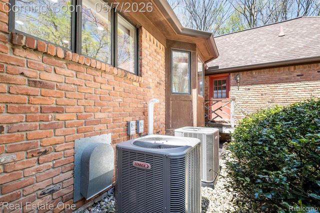785 Old Milford Farms, Milford Charter Township, MI 48381
