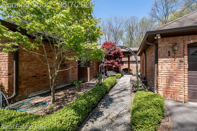 785 Old Milford Farms, Milford Charter Township, MI 48381