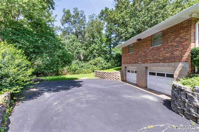 3 Creekside Lane, Creve Coeur, MO 63141