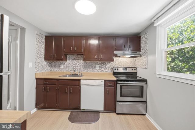 1072 TOTTENHAM CT, Sterling, VA 20164