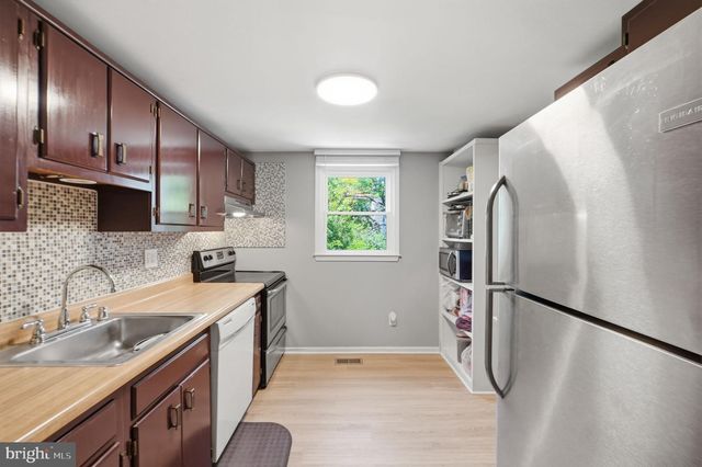 1072 TOTTENHAM CT, Sterling, VA 20164
