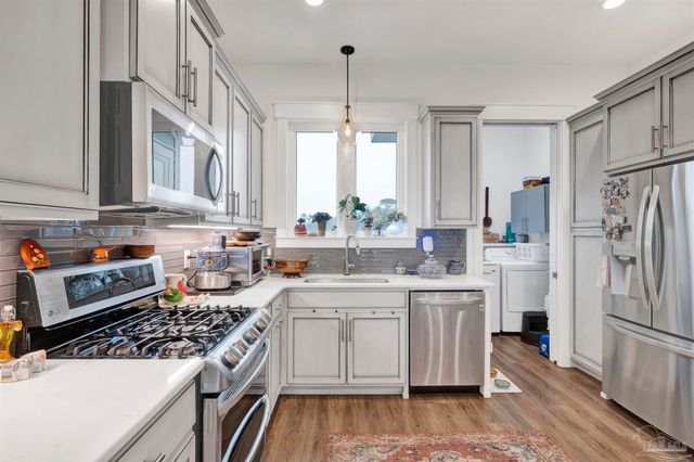 1137 Sawgrass Dr, Gulf Breeze, FL 32563