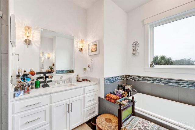 1137 Sawgrass Dr, Gulf Breeze, FL 32563