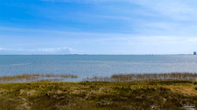 1137 Sawgrass Dr, Gulf Breeze, FL 32563