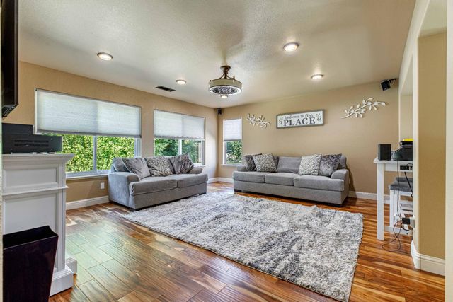 934 Fallbrook Ct, Escalon, CA 95320