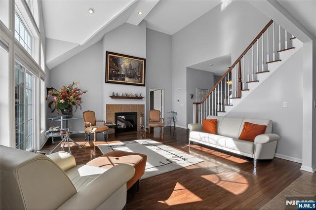 4 Coventry Road, Hamburg, NJ 07419
