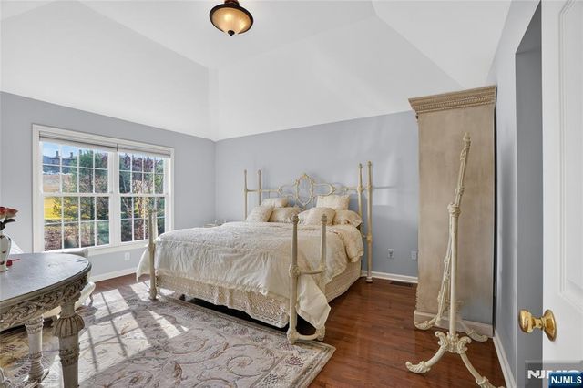 4 Coventry Road, Hamburg, NJ 07419