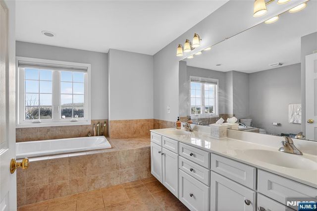 4 Coventry Road, Hamburg, NJ 07419