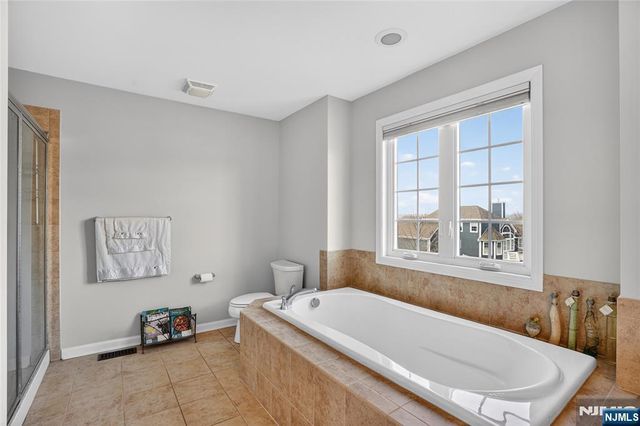 4 Coventry Road, Hamburg, NJ 07419