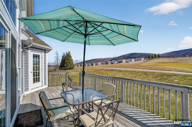 4 Coventry Road, Hamburg, NJ 07419