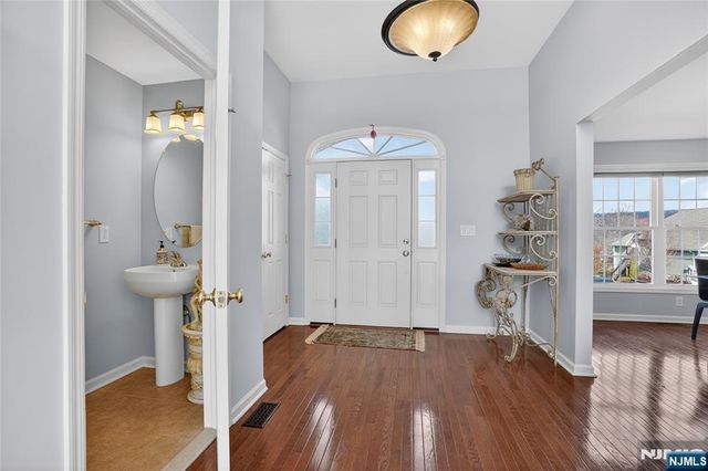 4 Coventry Road, Hamburg, NJ 07419