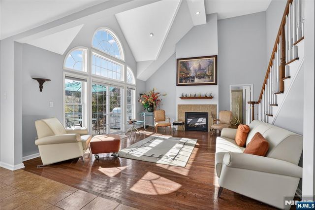 4 Coventry Road, Hamburg, NJ 07419
