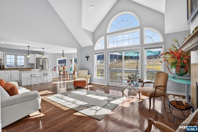 4 Coventry Road, Hamburg, NJ 07419
