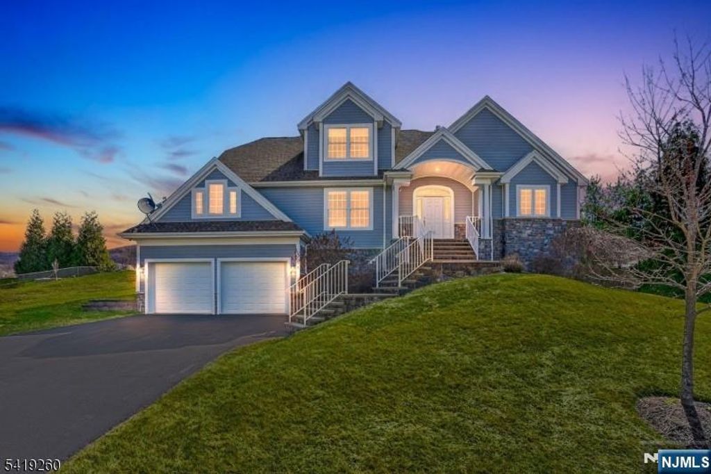 4 Coventry Road, Hamburg, NJ 07419