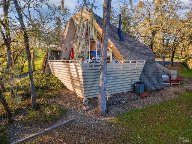 10045 Loch Haven Dr, Santa Rosa, CA 95404