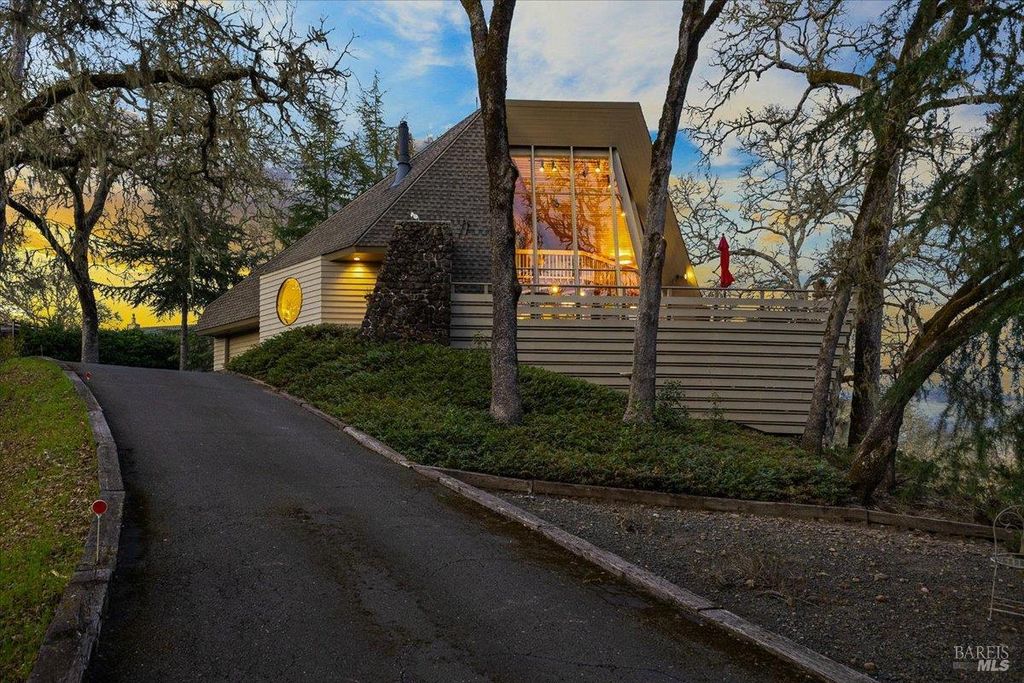 10045 Loch Haven Dr, Santa Rosa, CA 95404