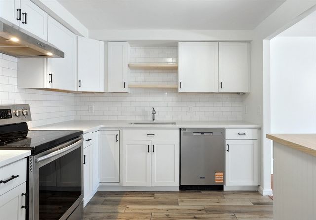 1 Commodore Court 202, Hull, MA 02045