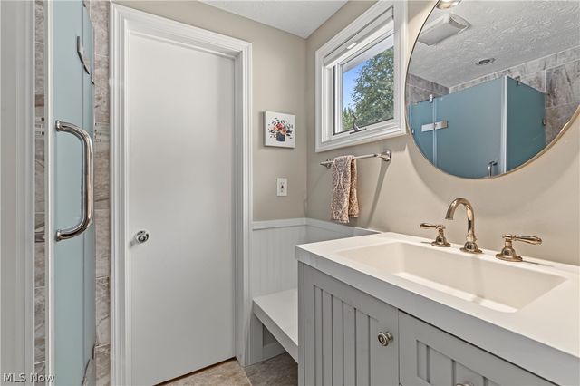 18050 Elliott Drive, Chagrin Falls, OH 44023