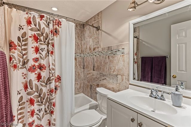 18050 Elliott Drive, Chagrin Falls, OH 44023