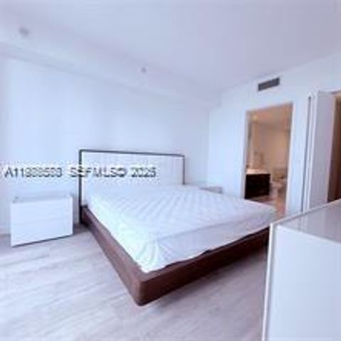 55 SW 9th St 3903, Miami, FL 33130