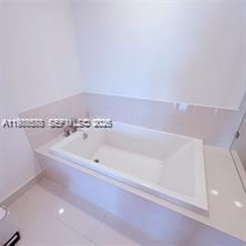 55 SW 9th St 3903, Miami, FL 33130