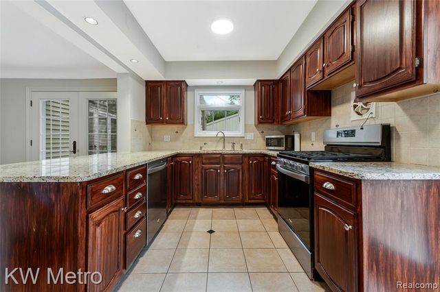 2120 Vinsetta Boulevard, Royal Oak, MI 48073