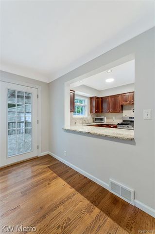 2120 Vinsetta Boulevard, Royal Oak, MI 48073