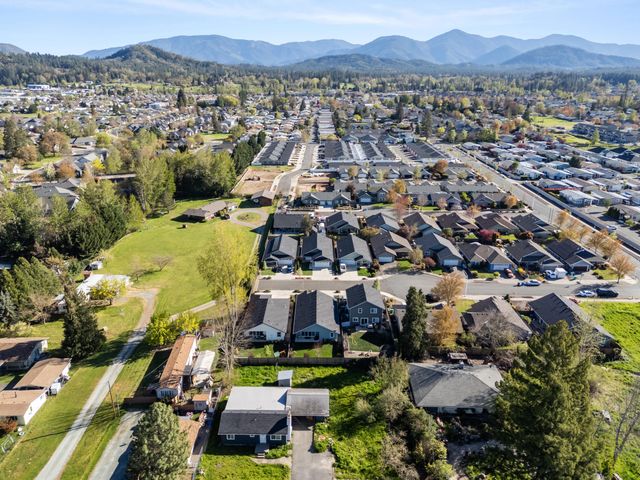 149 SW Otter Court, Grants Pass, OR 97527