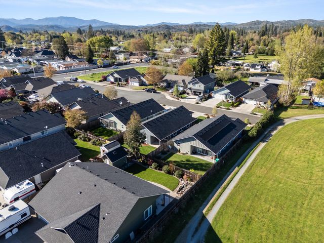 149 SW Otter Court, Grants Pass, OR 97527