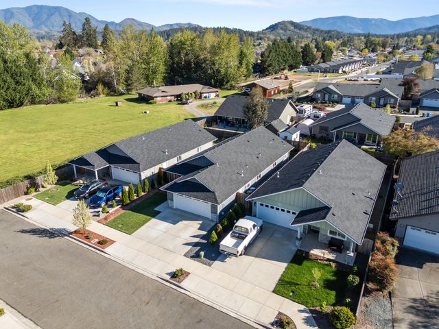 149 SW Otter Court, Grants Pass, OR 97527