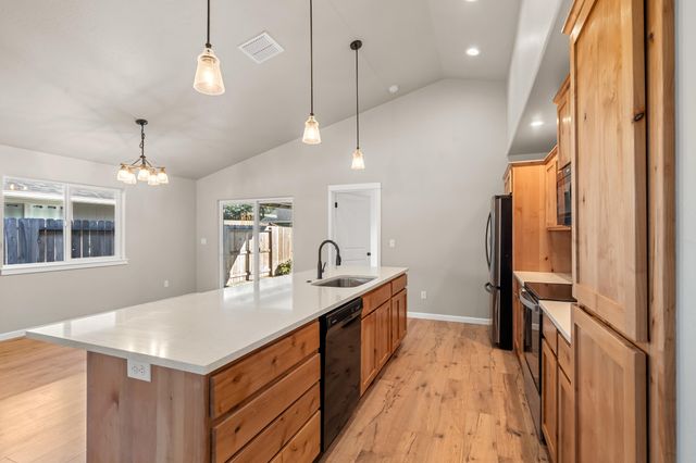 149 SW Otter Court, Grants Pass, OR 97527