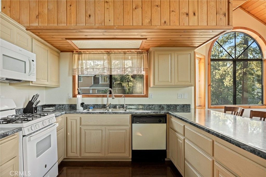 Image 13 of property listing at 38822 Waterview, Big Bear Lake, CA 92315
