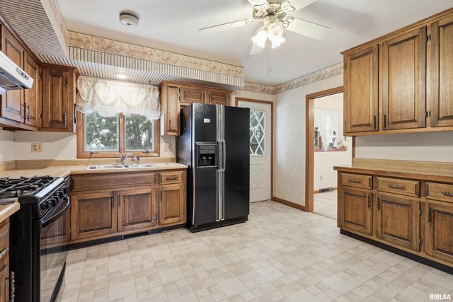 245 31ST Avenue, Moline, IL 61265