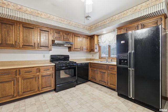 245 31ST Avenue, Moline, IL 61265