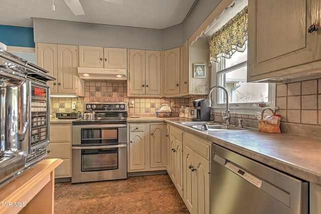 207 Hermosa Drive, Fall Branch, TN 37656