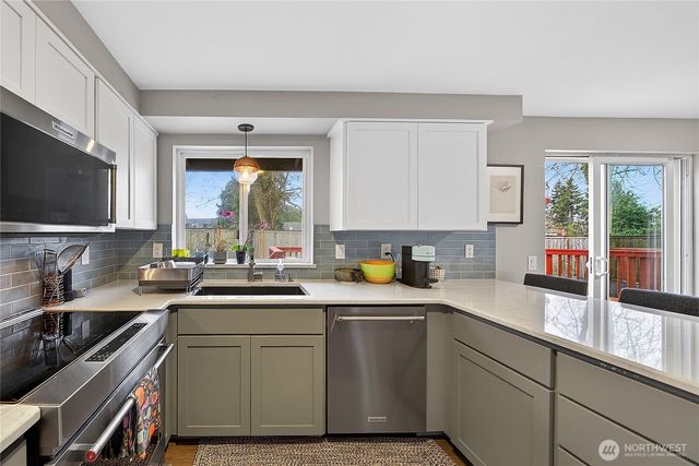 17427 Spruce Way, Lynnwood, WA 98037