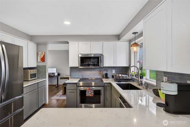 17427 Spruce Way, Lynnwood, WA 98037