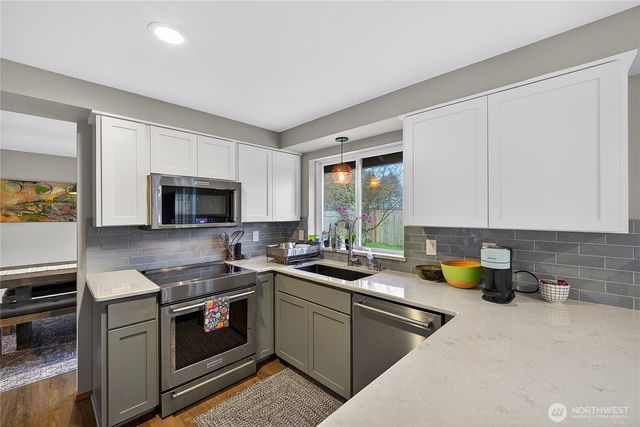 17427 Spruce Way, Lynnwood, WA 98037