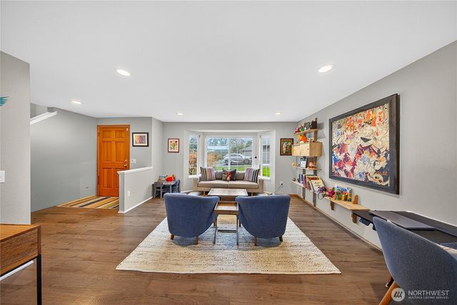 17427 Spruce Way, Lynnwood, WA 98037