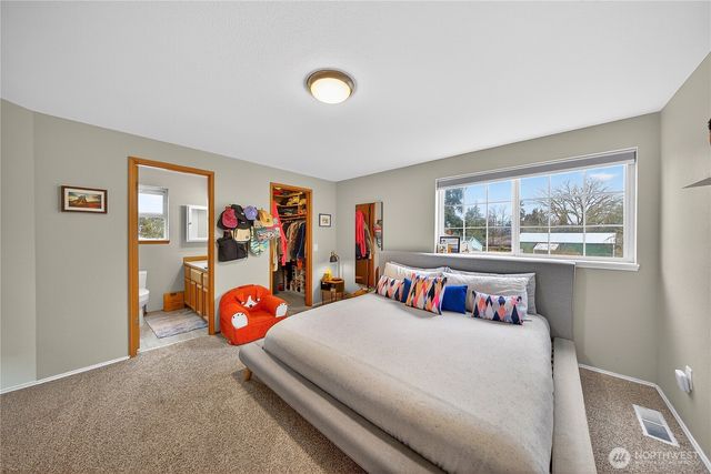 17427 Spruce Way, Lynnwood, WA 98037