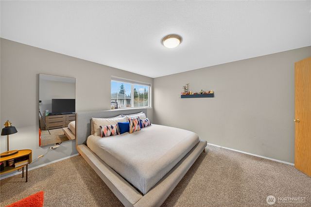 17427 Spruce Way, Lynnwood, WA 98037