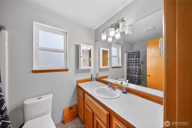 17427 Spruce Way, Lynnwood, WA 98037