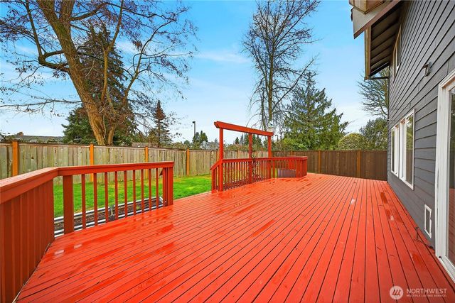 17427 Spruce Way, Lynnwood, WA 98037