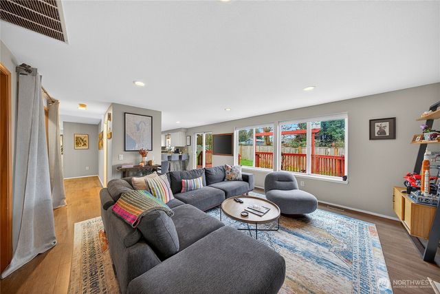 17427 Spruce Way, Lynnwood, WA 98037