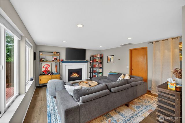 17427 Spruce Way, Lynnwood, WA 98037