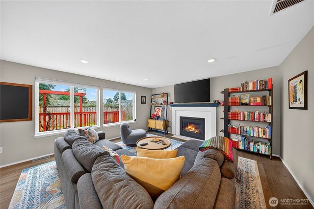 17427 Spruce Way, Lynnwood, WA 98037