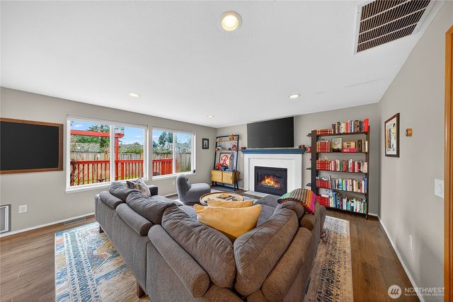 17427 Spruce Way, Lynnwood, WA 98037