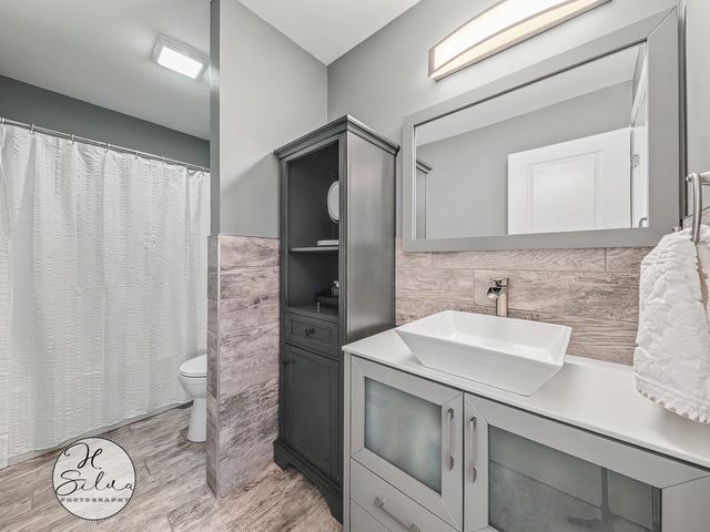 1410 Grand Pointe Boulevard, West Dundee, IL 60118
