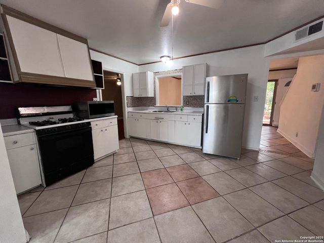 3650 Versailles, San Antonio, TX 78219