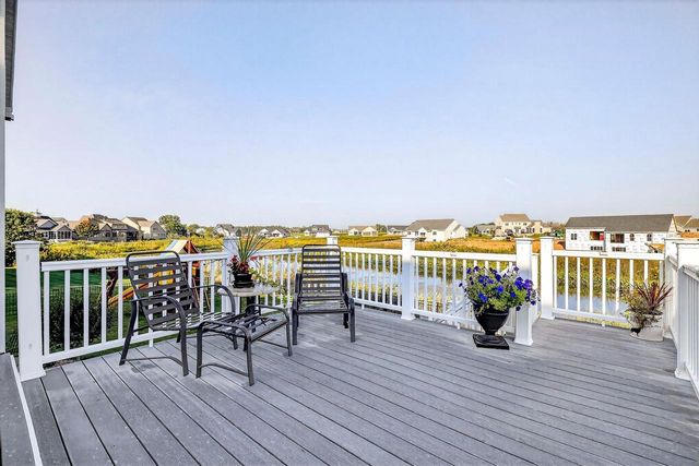 5667 N SUMMERLAND STREET, Appleton, WI 54913